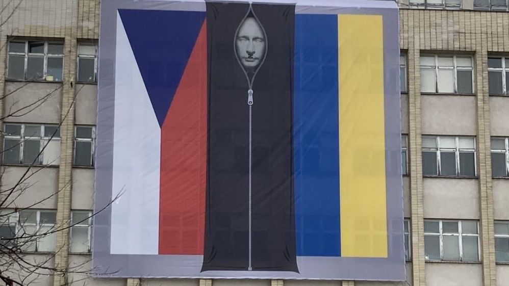 Policie odložila případ vyvěšení plachty s vlajkami a Putinem na vnitru